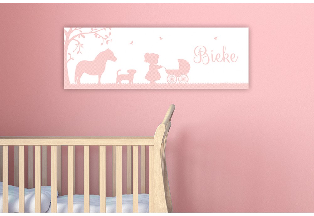 Meisje met kinderwagen